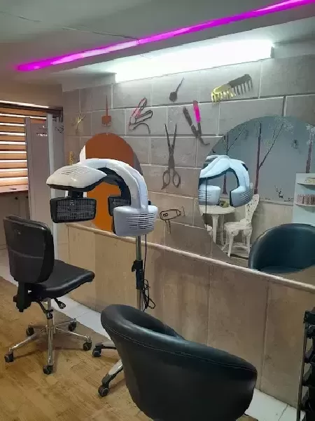 خدمات تخصصي رنگ و لايت و کراتين و انواع احيا بانو غفاري