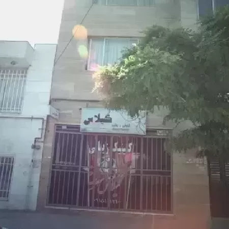 سالن زيبايي گيلاس سرخ