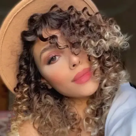 سالن زيبايي آپامه