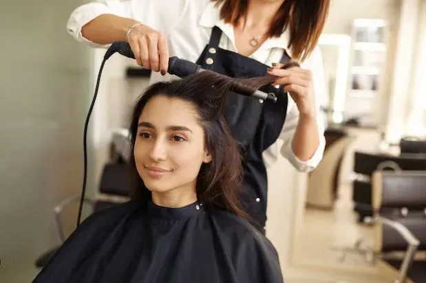 چطور آرايشگاه مناسب شخصيتت رو انتخاب کني؟ راهنماي متفاوت براي خانم‌ها و آقايان